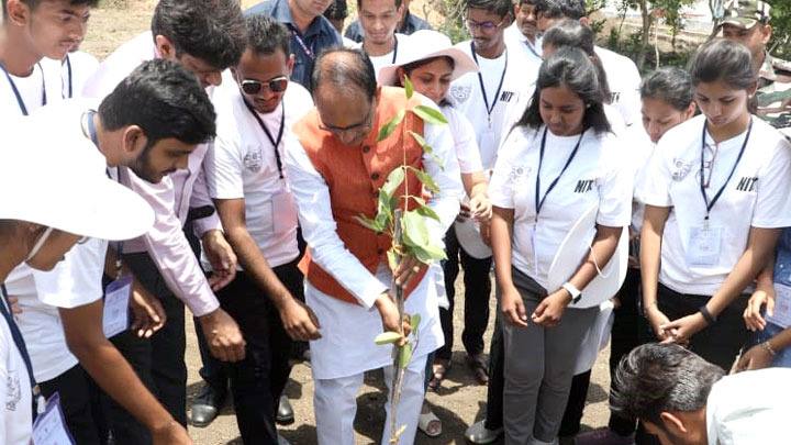 मुख्यमंत्री श्री चौहान के साथ कर्नाटक के विद्यार्थियों ने किया पौध-रोपण